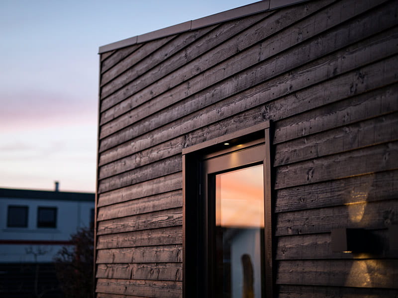 Ulkovalot tuovat esiin talon arkkitehtuurin