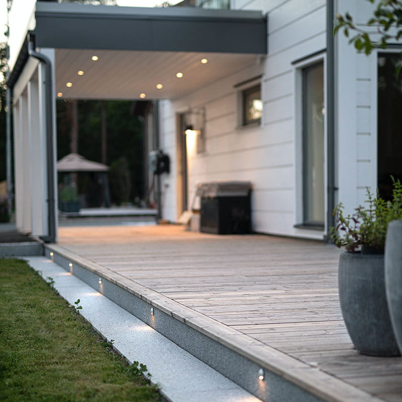 Julkisivun ja kulkuväylien valaisu helpottaa kulkua sekä luo turvallisuudentunnetta