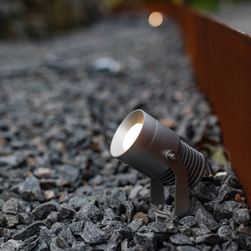 Pienitehoiset kohdevalaisimet sovpivat pihan valaisuun