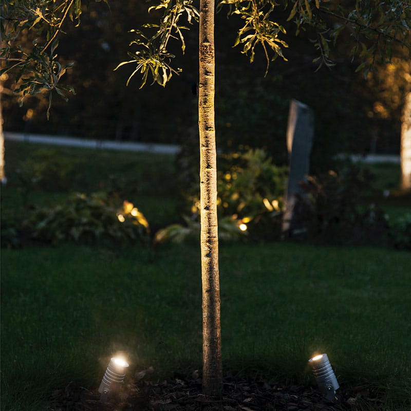 Pihan puita ja pensaita voi valaista useilla pienillä kohdevalaisimilla