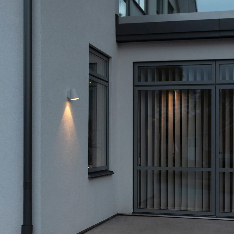 Seinään asennettavalla ulkovalolla ohjaat tulijan sisäänkäynnille