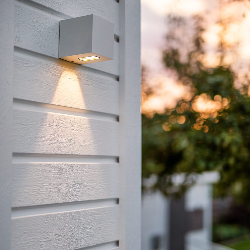 Pihavalot lisäävät turvallisuutta pihaan