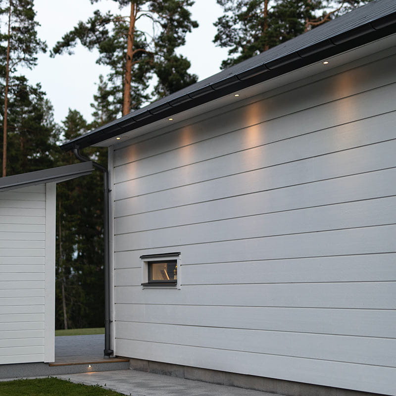 Pihan rakennuksien ja kulkuväylien valaistus helpottaa kulkua pimeänä vuodenaikana