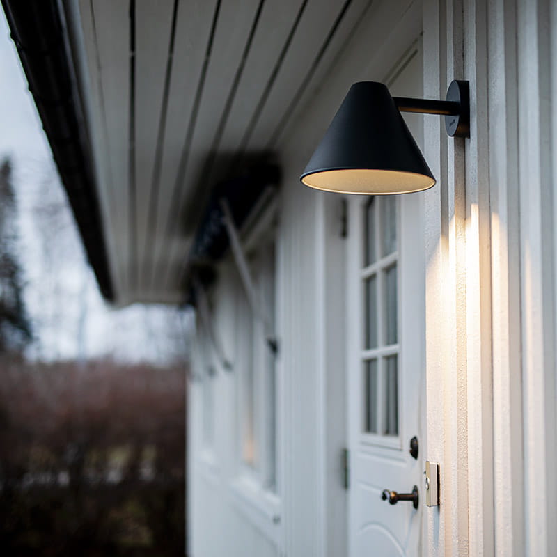 Seinävalaisin on helppo tapa valaista pihapiiriä ja rakennusta