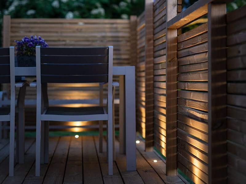 Terassiin upotettavat LED-valot luovat kauniin tunnelman ja samalla valaisevat terassin.