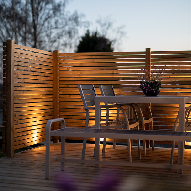 Terassin valaisu LED-valoilla tuo kauniin epäsuoran valon joka ei häikäise illalla