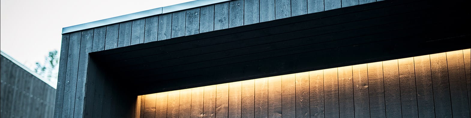 Innfelt LED-stripe på en garasje.