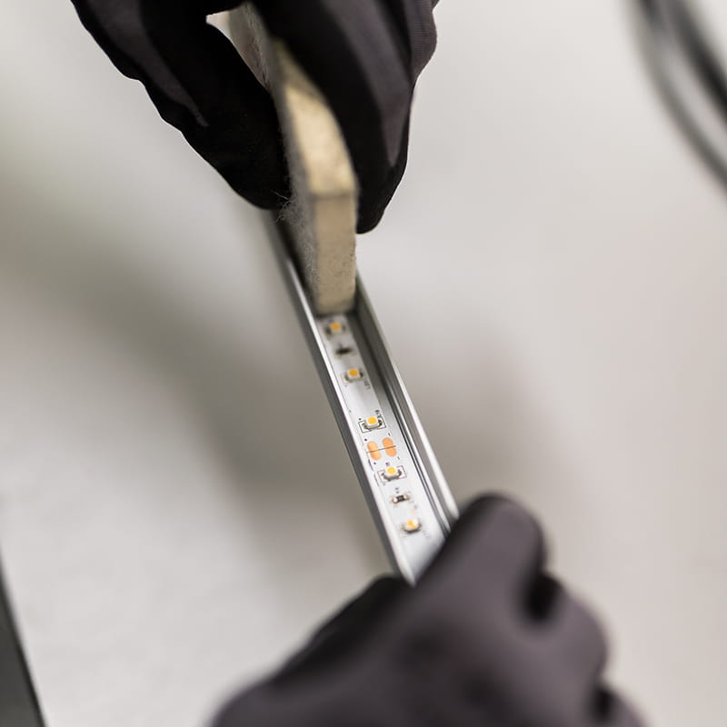 LED-nauhojen asennus profiiliin