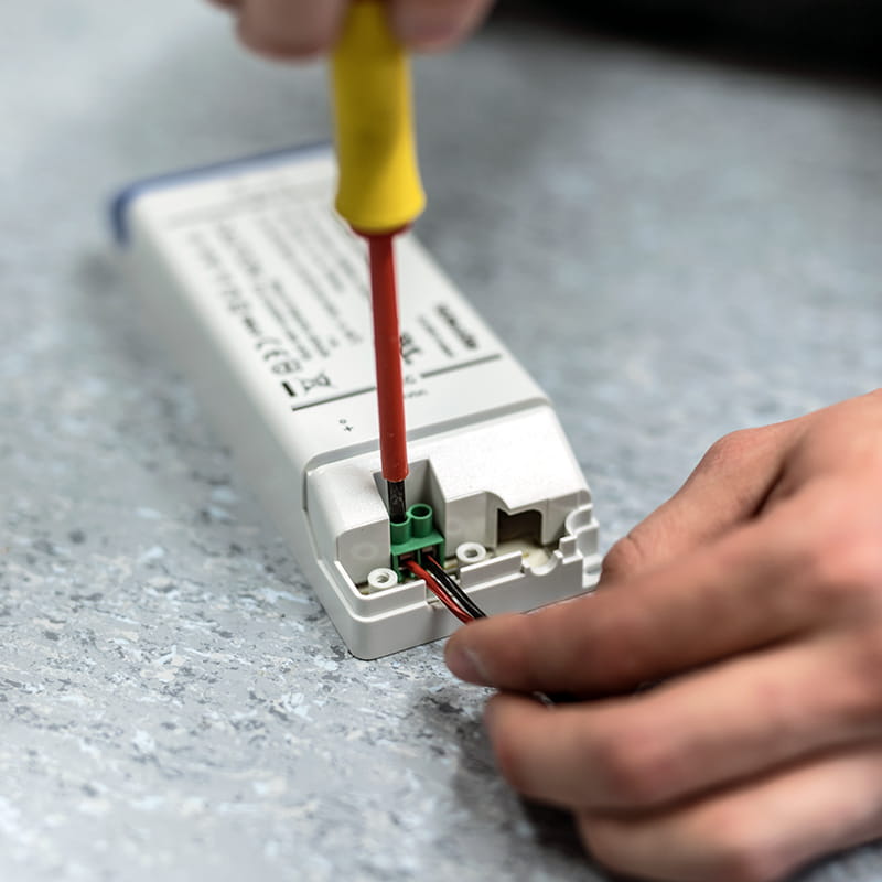 Ohjainten ja tarvikkeiden asennus