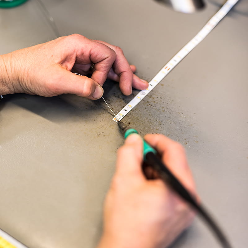 LED-nauhojen katkaisu ja juotostyöt