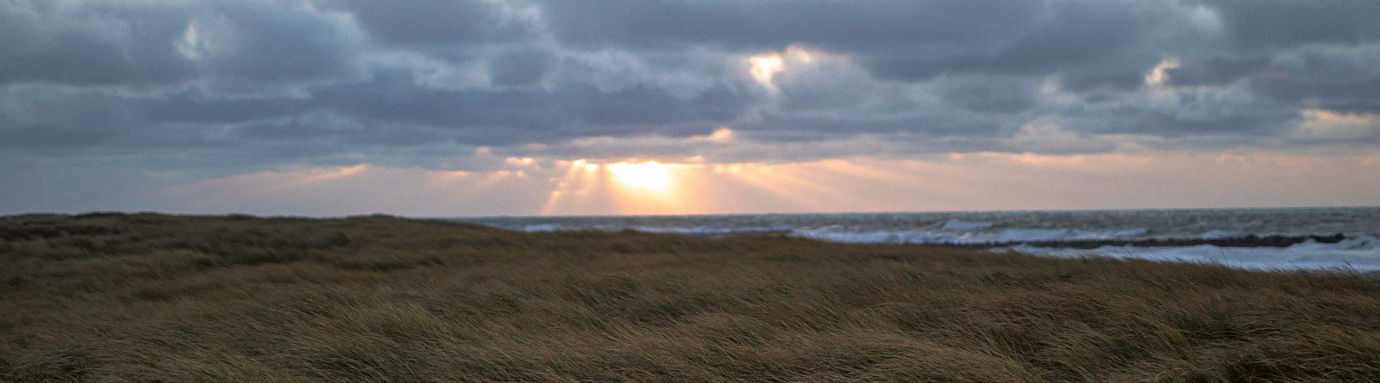 Landskap, solen tränger igenom molnen