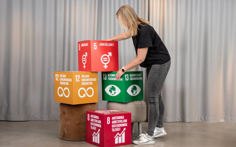 De globala målen som boxar som staplas av anställd 