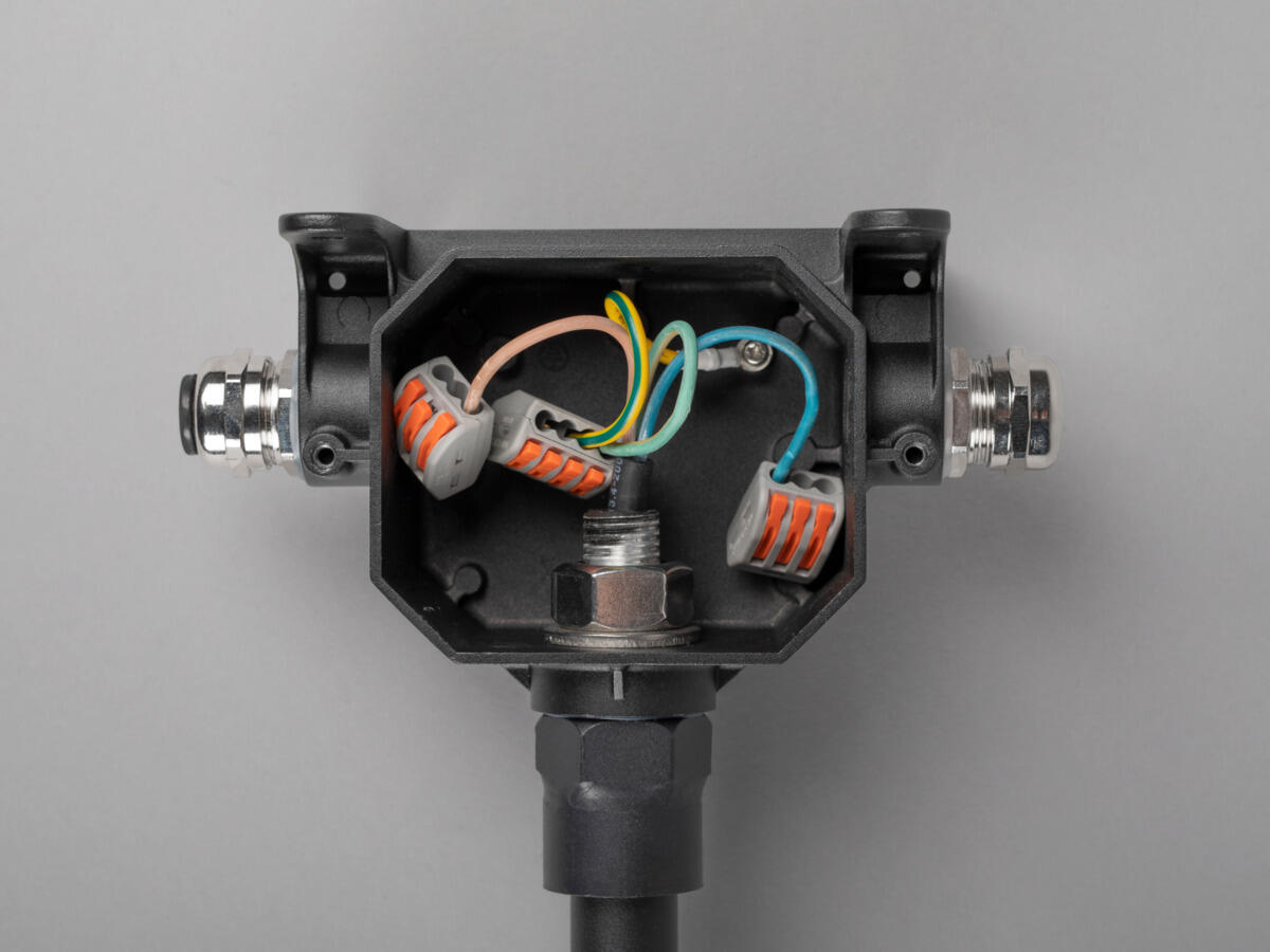 Kiinnitysvarsi kyltin valaistukseen